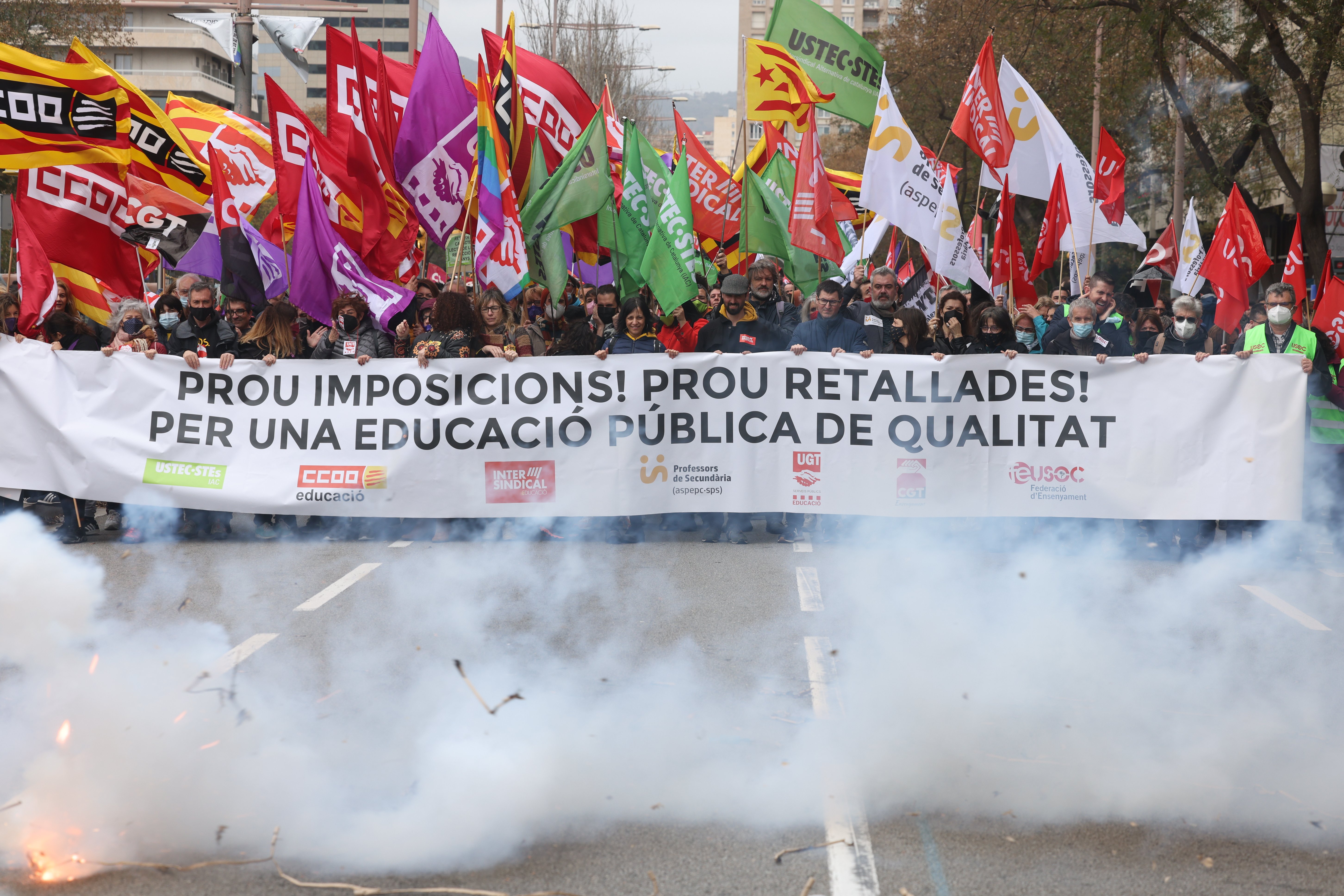 Manifestación maestros y profesores, estació de Sants, ambiente, cabecera, traca, pancarta - Sergi Alcàzar Manifestación maestros y profesores, estació de Sants, ambiente, cabecera, traca, pancarta - Sergi Alcàzar