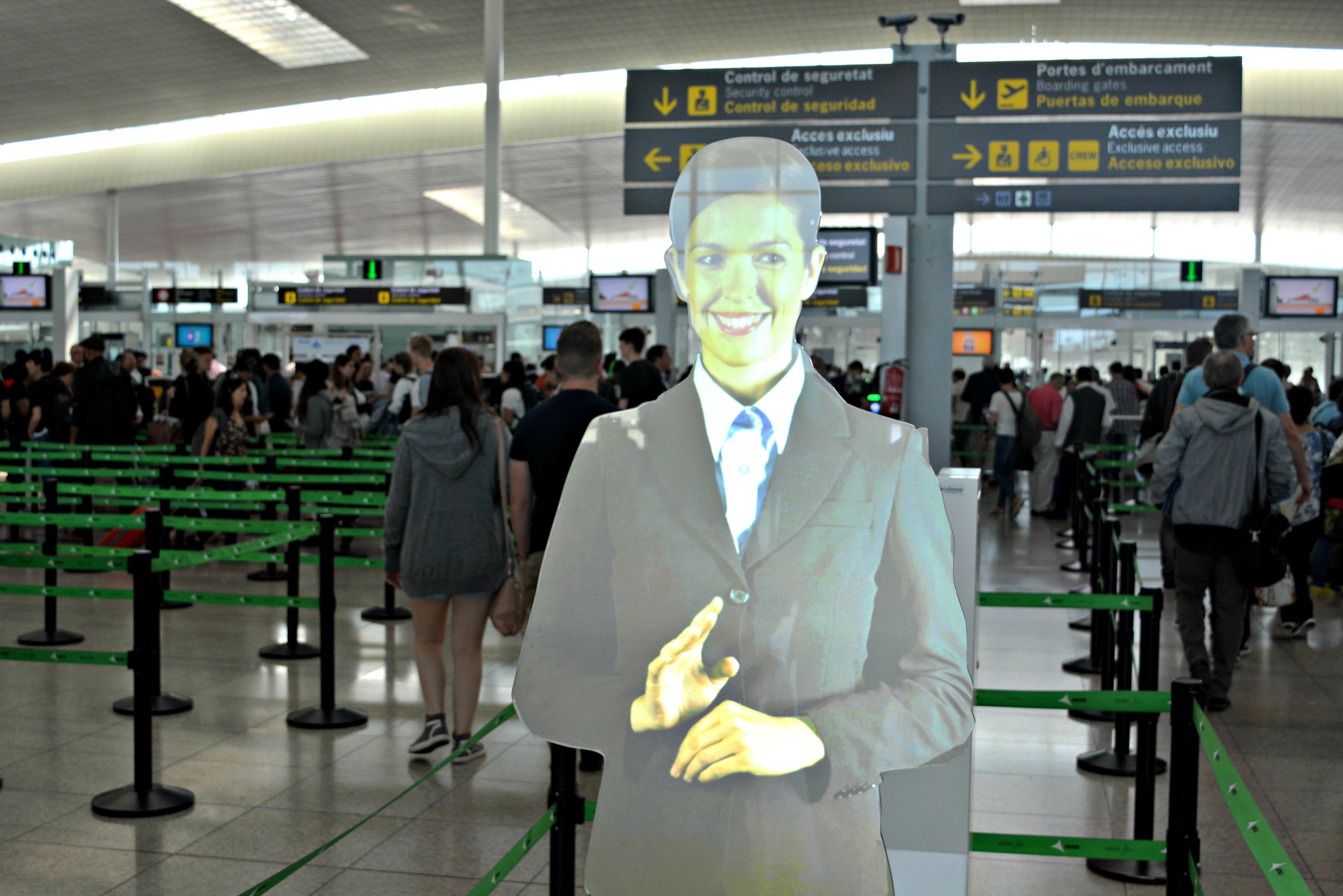 El Prat instala un holograma como asistente virtual en los filtros de seguridad