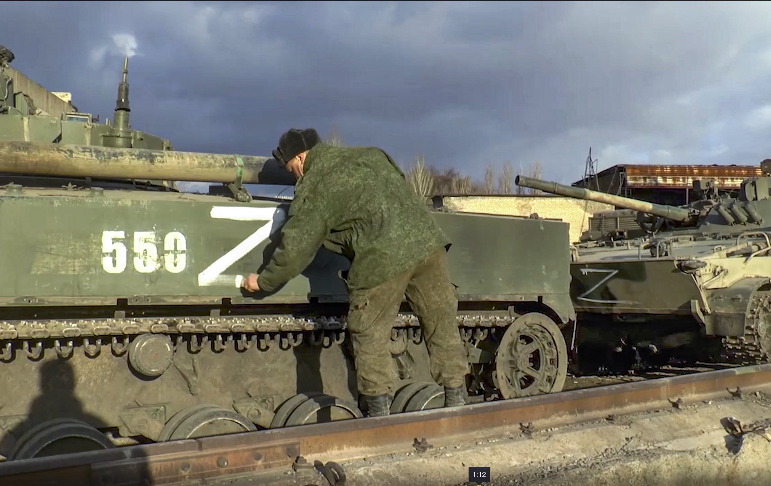Operaciones militaste Donetsk, rusos defienden ministerio, invasión Rusia Ucrania tanque Z Efe