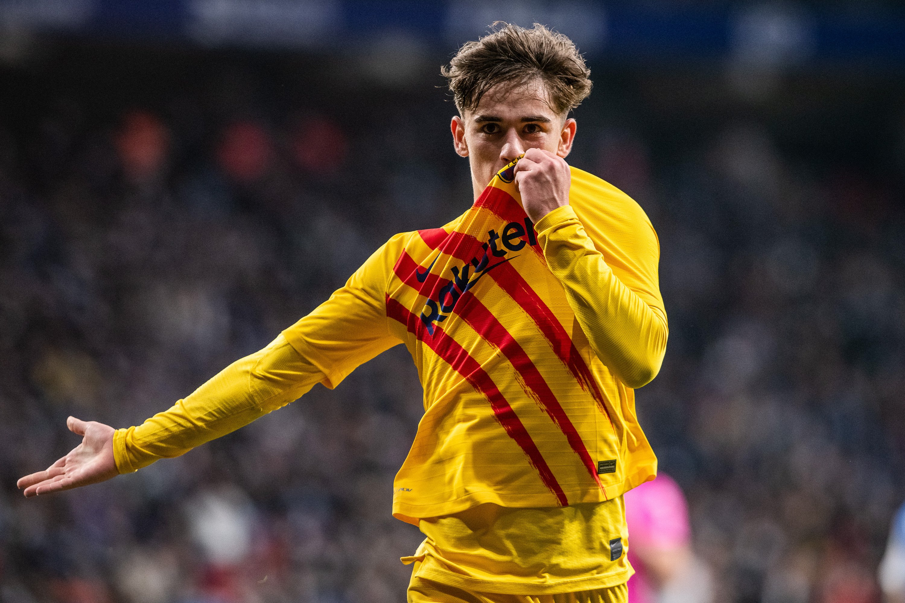 El Barça, con la senyera en un Clásico atípico en el Santiago Bernabéu