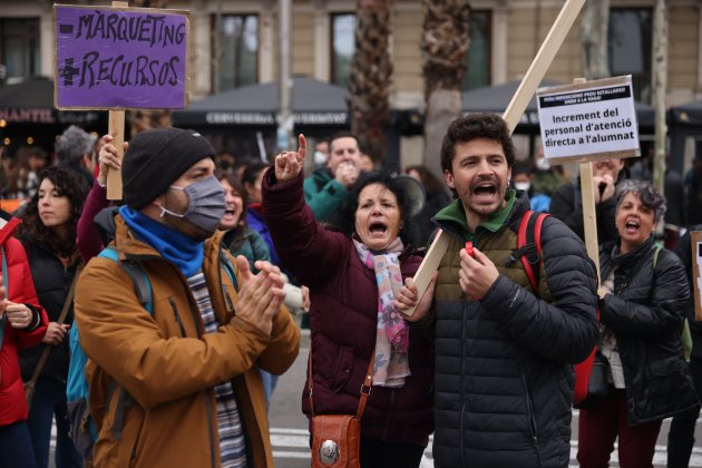 Manifestación maestro y profesores, tercera jornada, Ronda universitat, ambiente - Sergi Alcàzar