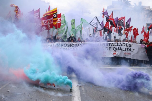 Manifestación maestro y profesores, tercera jornada, Ronda universitat, cabecera, pancarta, humo - Sergi Alcàzar