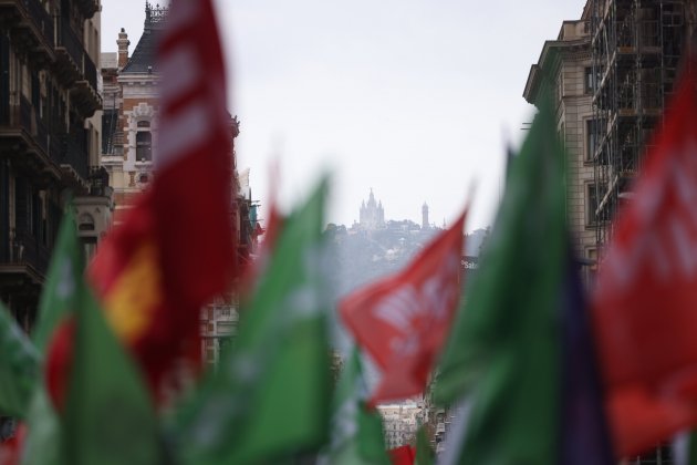 Manifestación maestro y profesores, tercera jornada, Ronda universitat, banderas sindicatos, tibidabo - Sergi Alcàzar