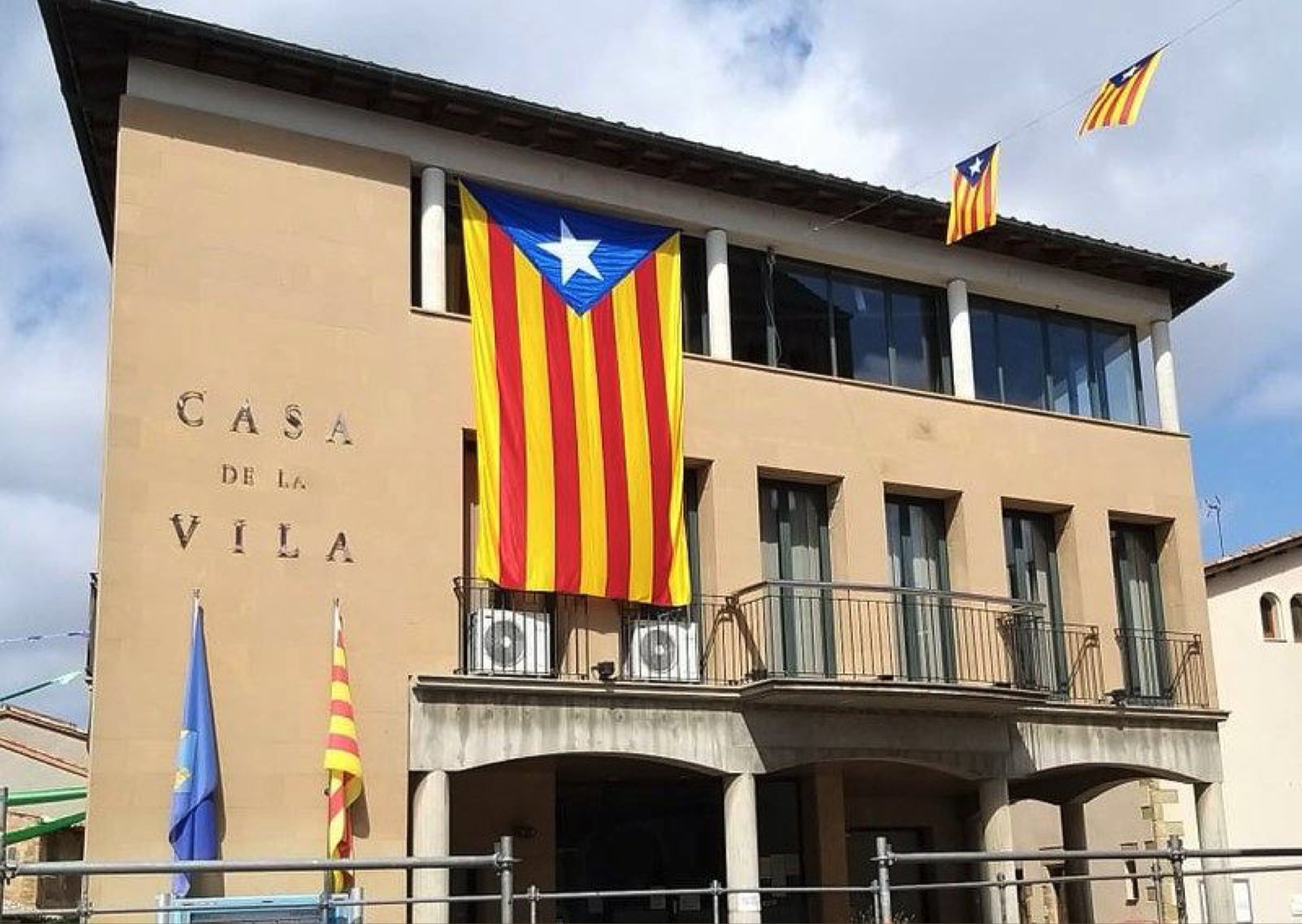 El Parlament rechaza obligar a los ayuntamientos a colgar la bandera española
