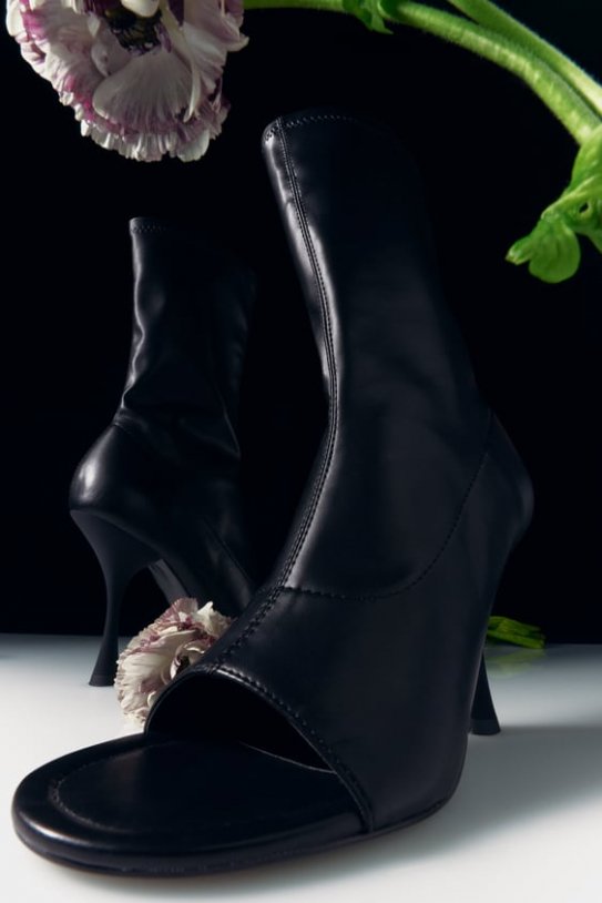 clona el botín tendencia de Givenchy y lo a la venta por 49,95 euros