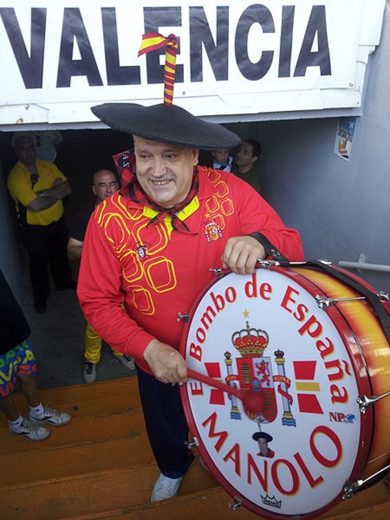 Cuestión de estado: España interviene para que Manolo pueda tocar el bombo