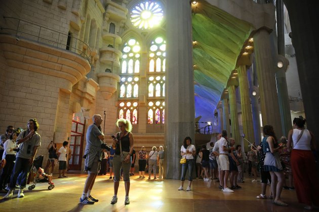 turistas interior sagrada familia sergi alcazar