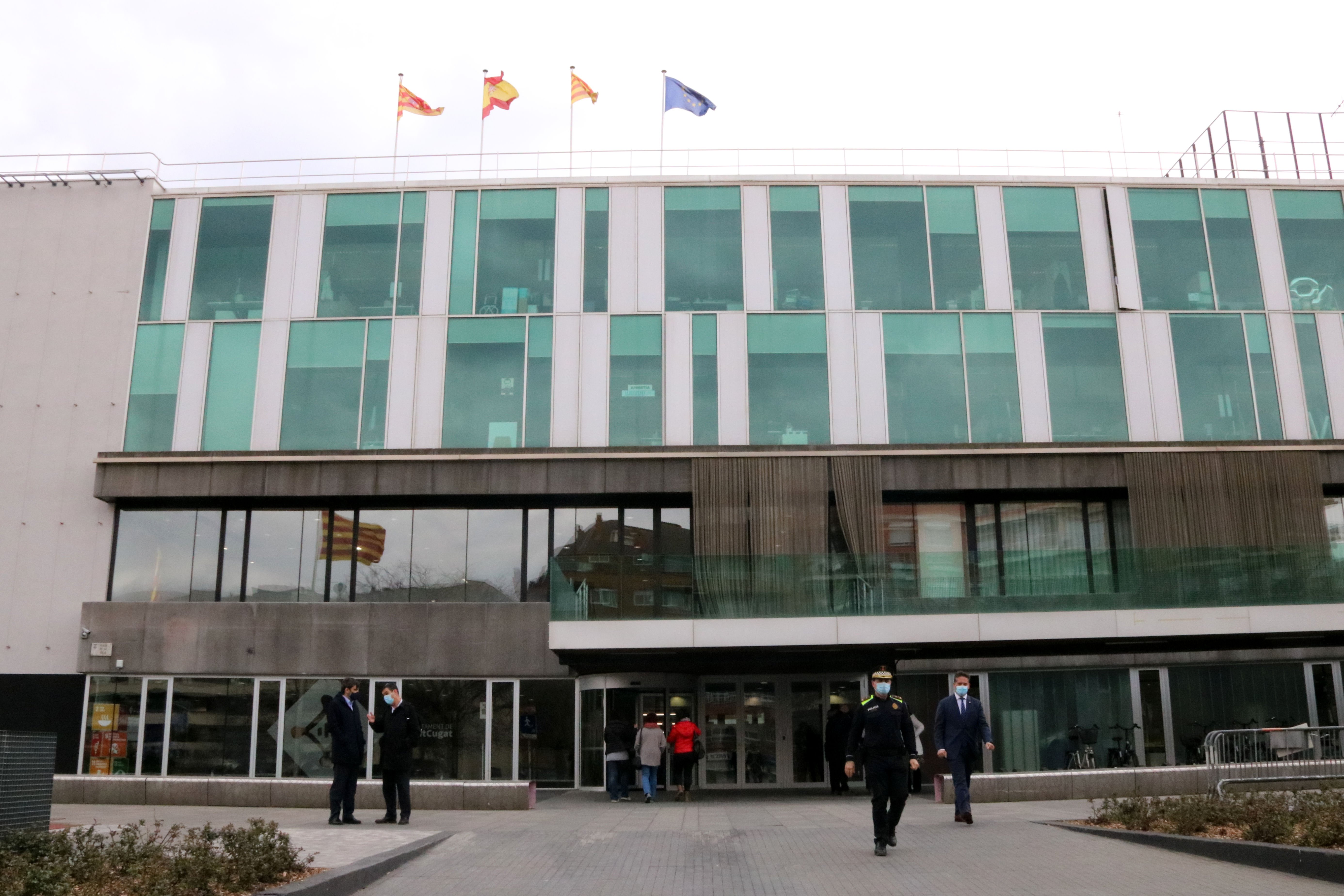 Ingla y la multa: "No hay símbolos en la fachada del ayuntamiento de Sant Cugat"