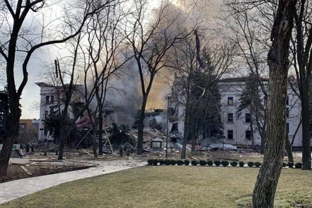 teatro mariupol bombardeado guerra ucrania rusia efe