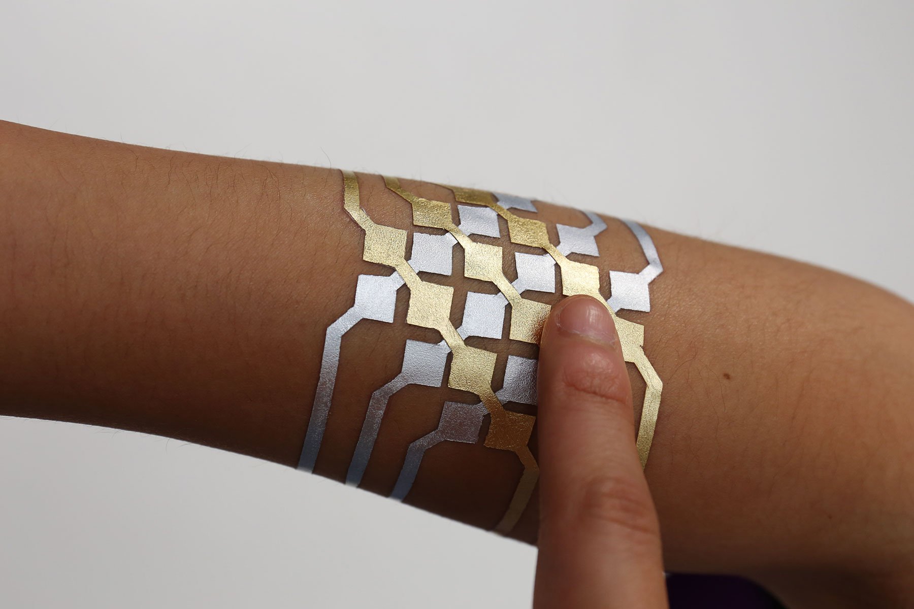 Los tatuajes electrónicos, los futuros teléfonos móviles que llevaremos impresos en la piel