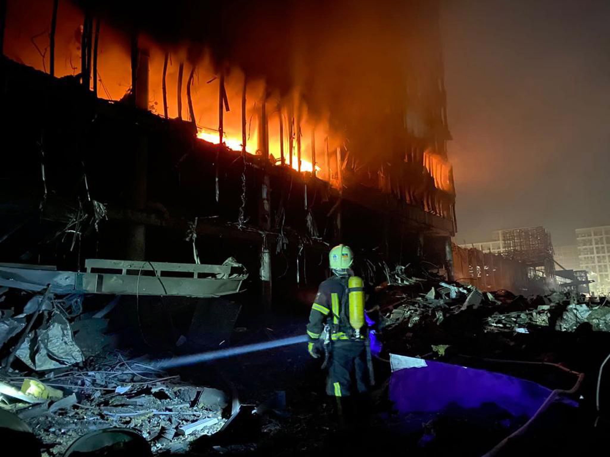 Bombardeo centro comercial Podilskyi distrito de Kyiv, Kiev, invasión rusia Ucrania   Efe