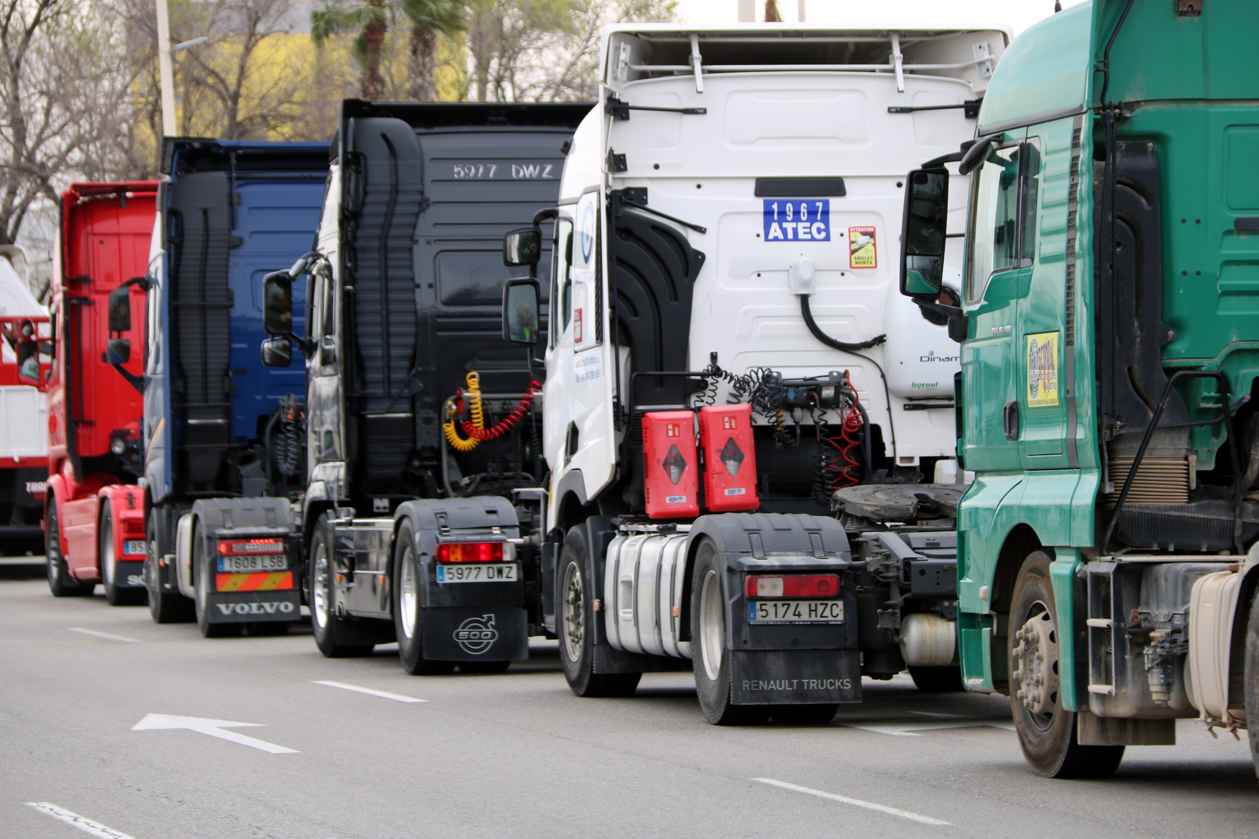 Marxa lenta de centenars de camions a Barcelona contra l'escalada de preus