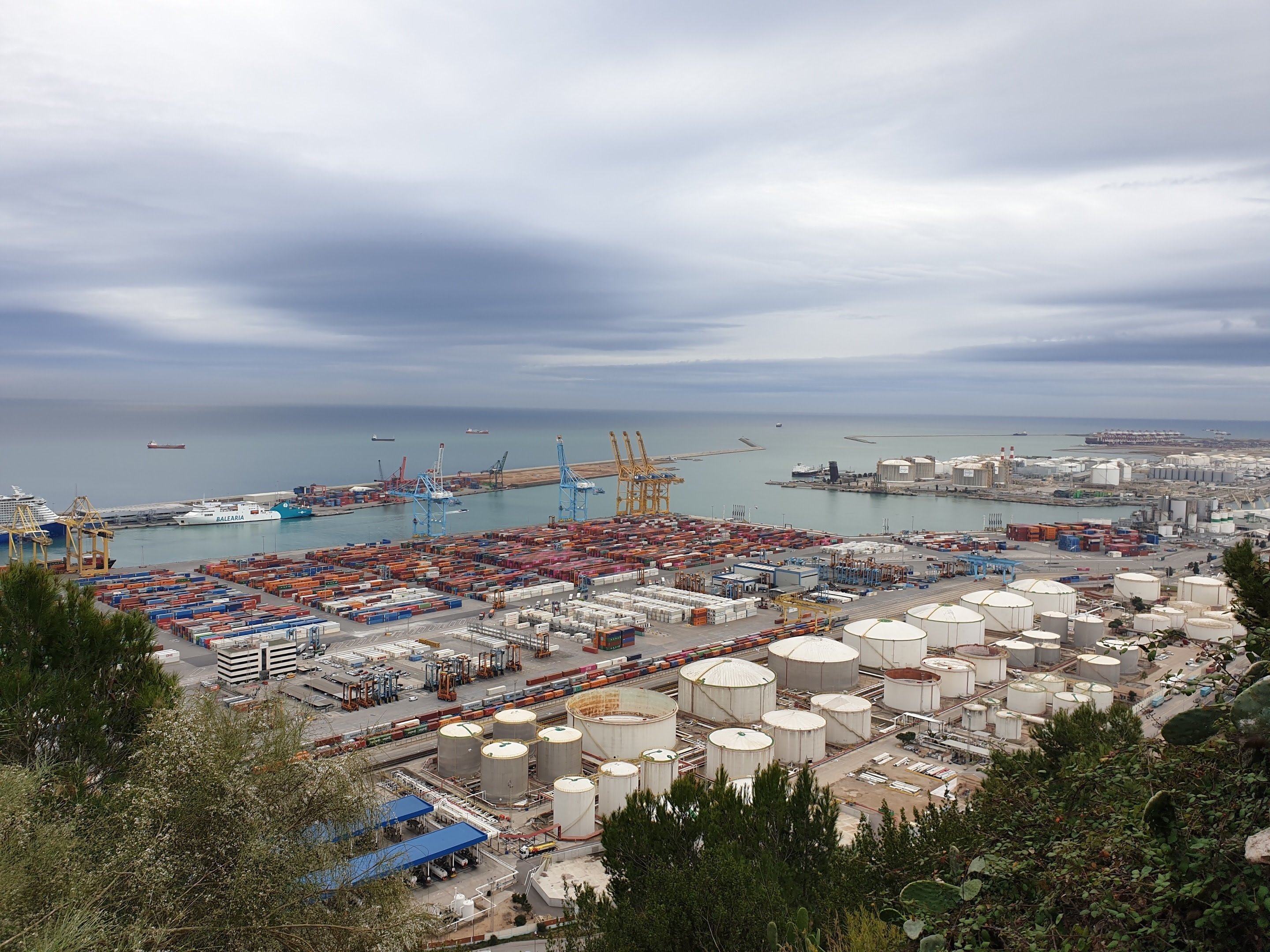 El tráfico de mercancías en el puerto de Barcelona crece por el gas natural licuado