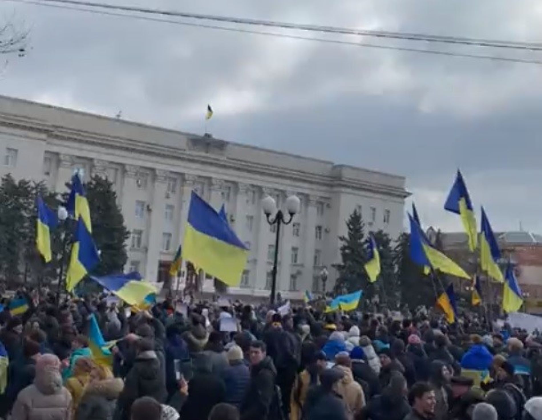 L'exèrcit rus obre foc per dispersar manifestants a Kherson