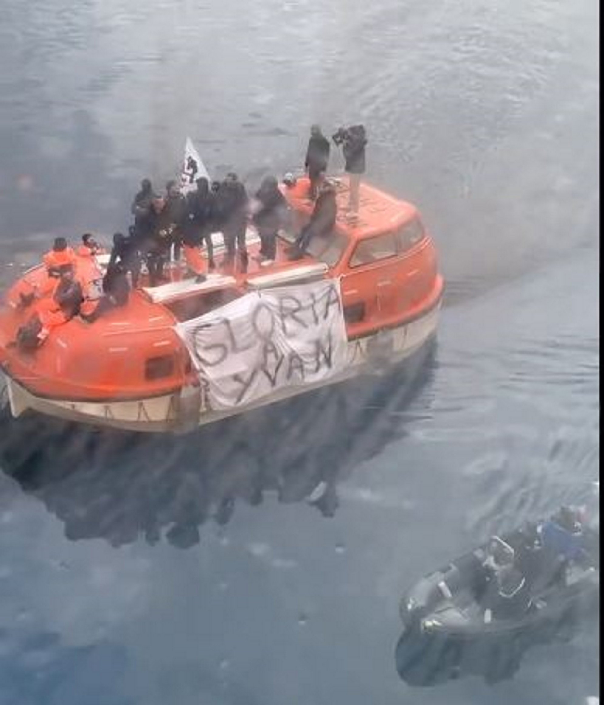 Els independentistes impedeixen l'entrada d'un vaixell de 'piolins' a Còrsega