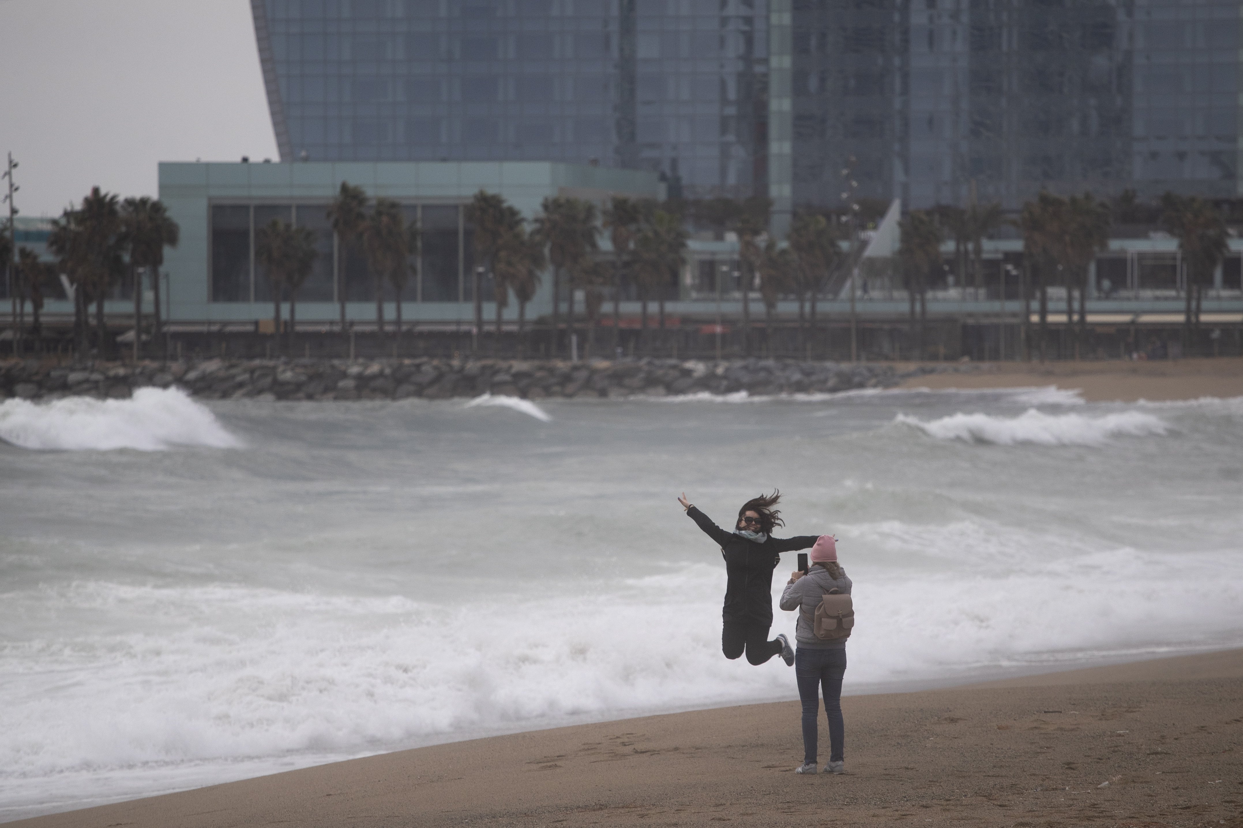 Las playas con más microplásticos de Catalunya están en Barcelona