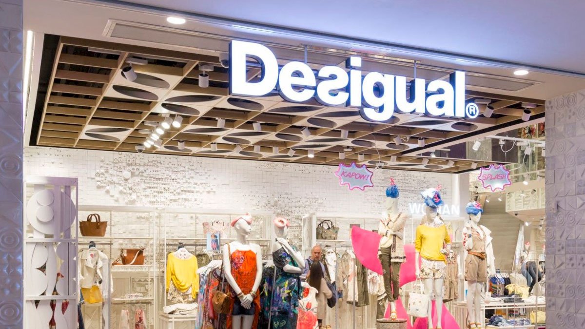 Nos declaramos fans del pantalón culotte vaquero de Desigual repleto de margaritas que querrás sólo verlo