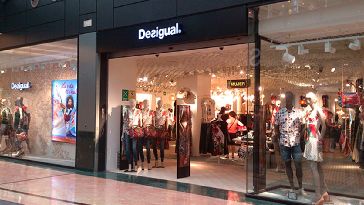 Desigual levanta pasiones con el nuevo jersey de crochet que parece sacado de una boutique de París