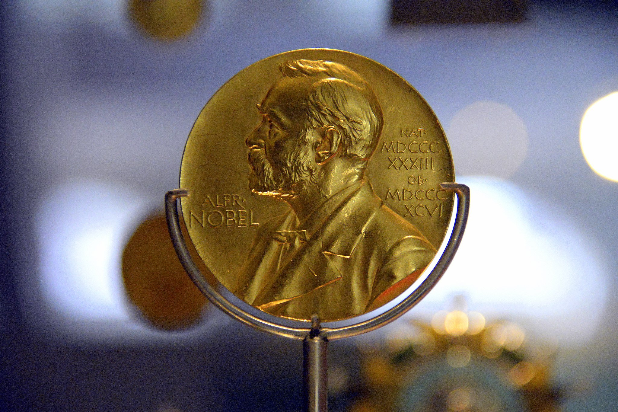 Un guanyador rus del Premi Nobel lliura la seva medalla a un fons de refugiats