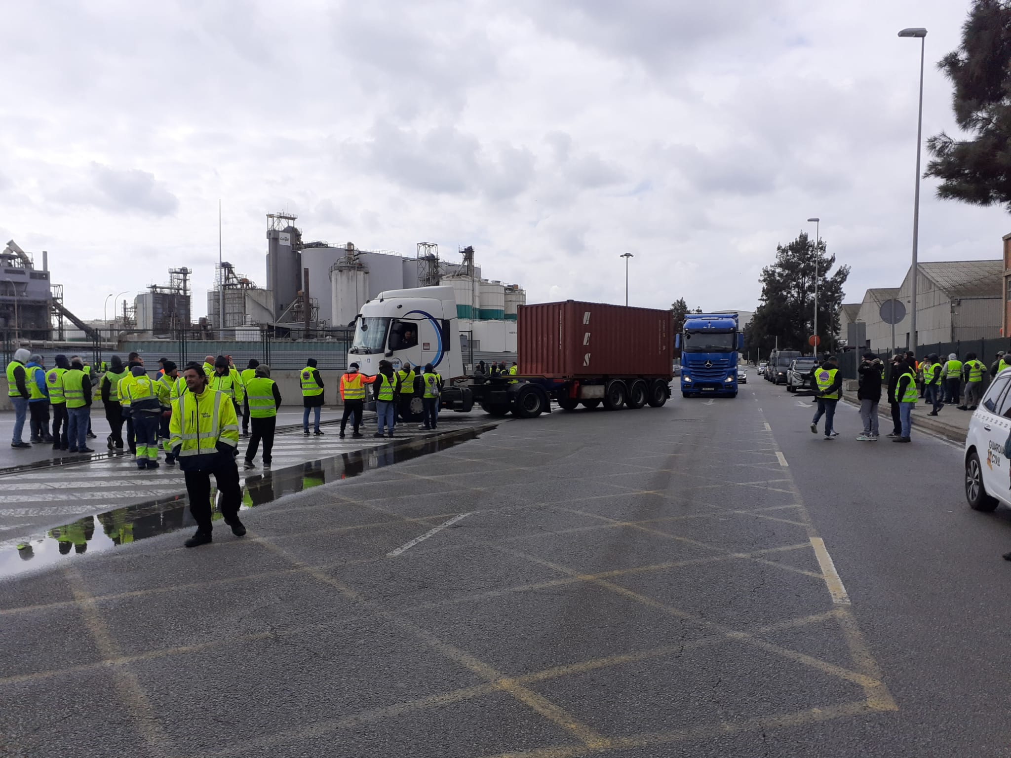 Huelga de transportistas | Cortan la ronda Litoral y piquetes en el Port