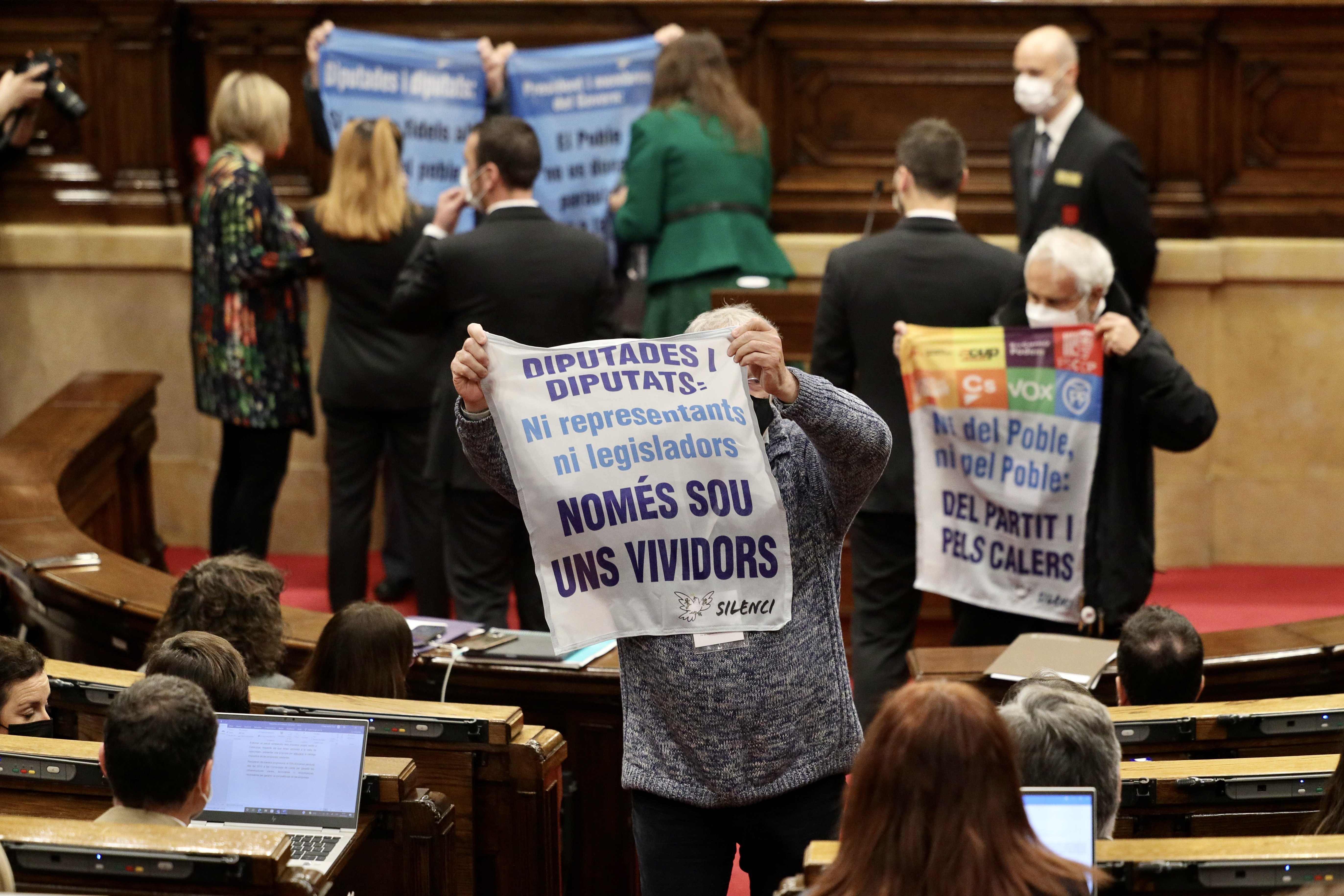 Activistas independentistas irrumpen en el Parlament: "Sois unos vividores"