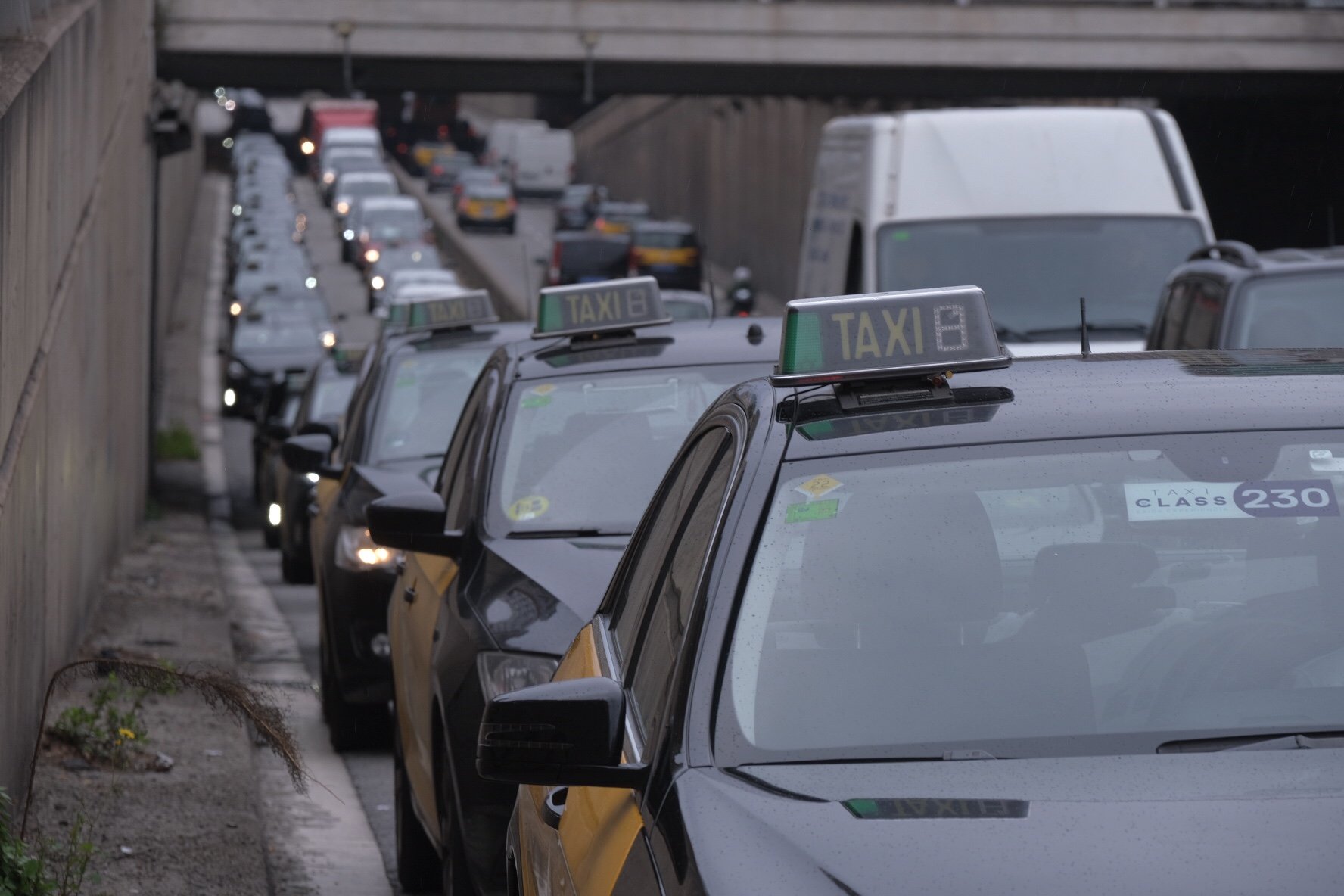 Marxa lenta dels taxistes contra l'augment dels combustibles