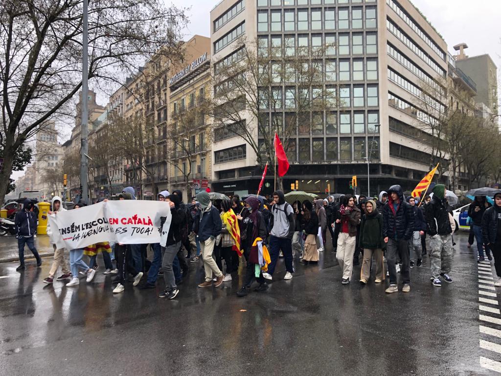 Lllegada de estudiantes a plaza urquinaona vaga català / Abel Degà