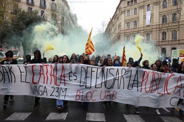 Mani educació maestros y profesores 25% en castellano, cabecera, bengalas humo - Sergi Alcàzar