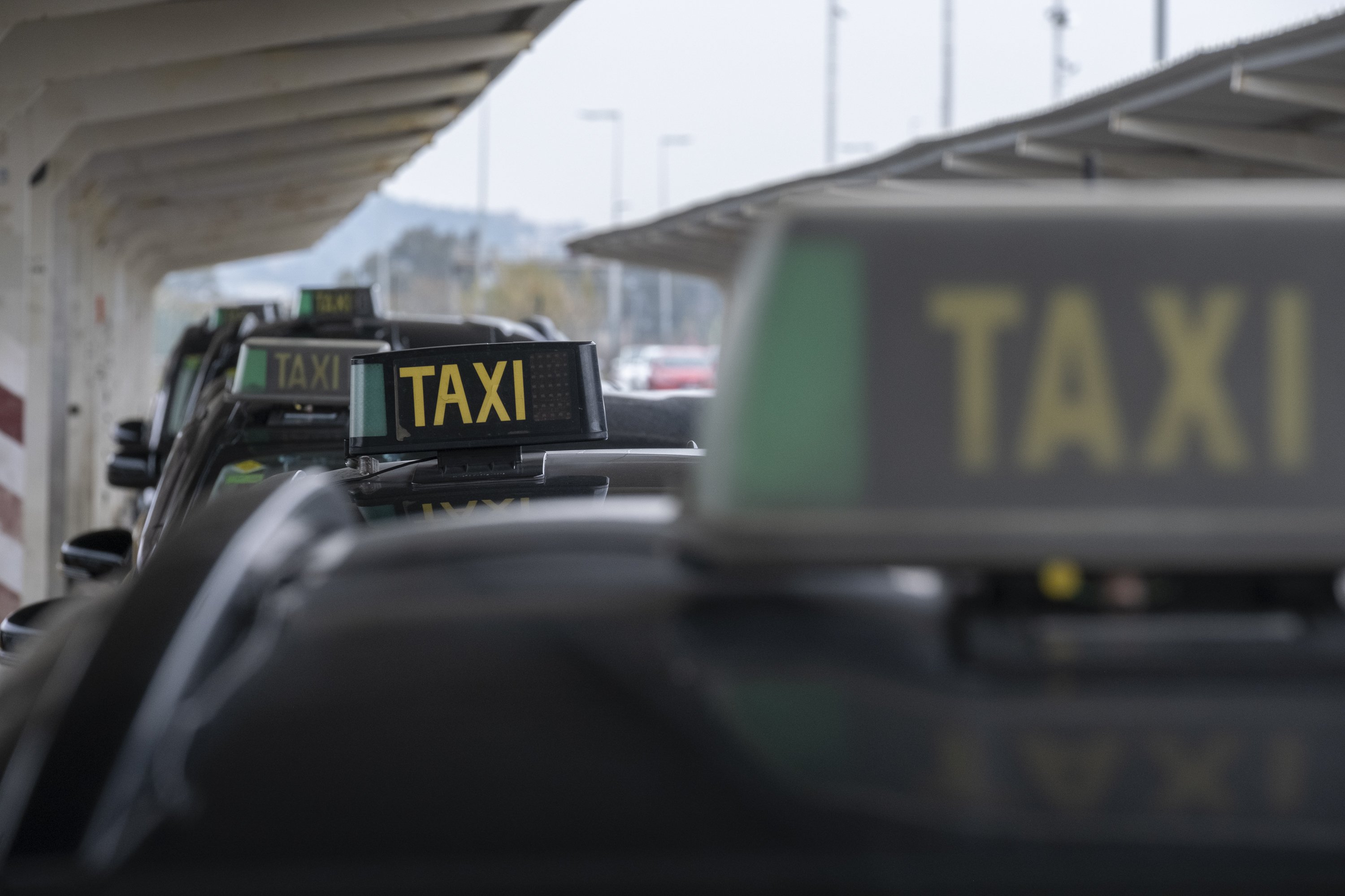 El sector del taxi aproxima posiciones con el Govern, pero mantiene la huelga