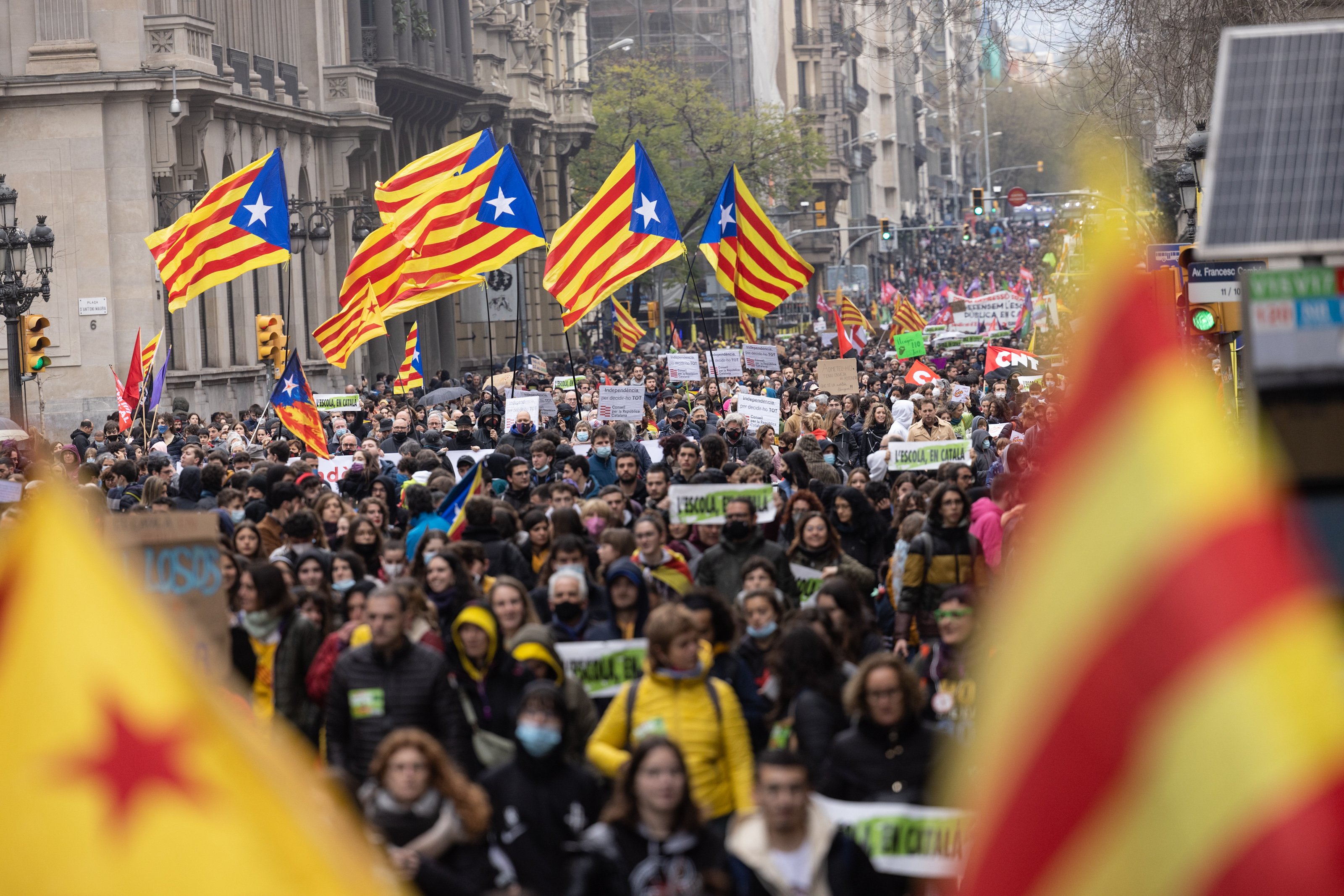 Thousands march in Barcelona against court imposition of 25% Spanish in schools