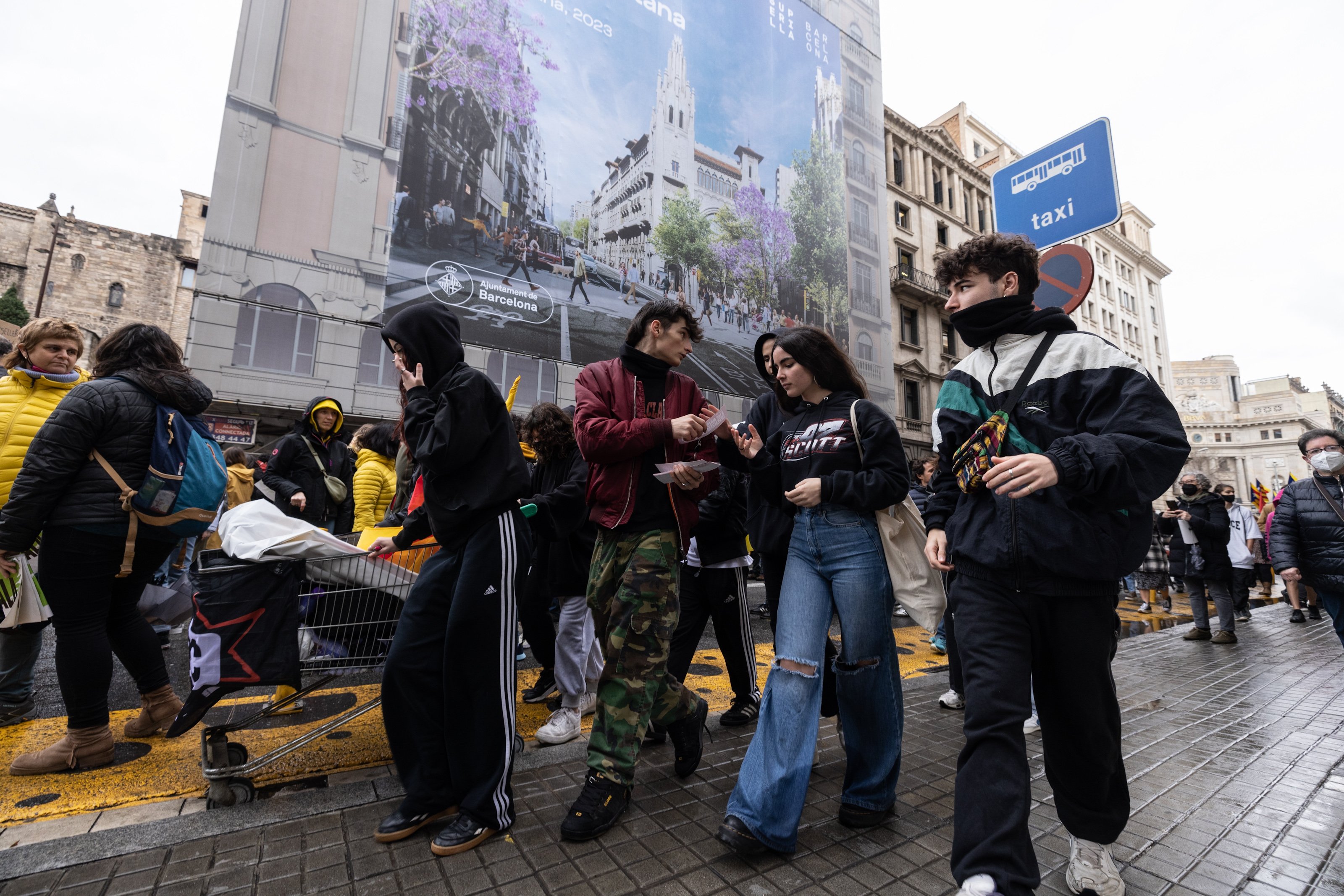 Joves baixant per la via Laietana Joves baixant per la via Laietana