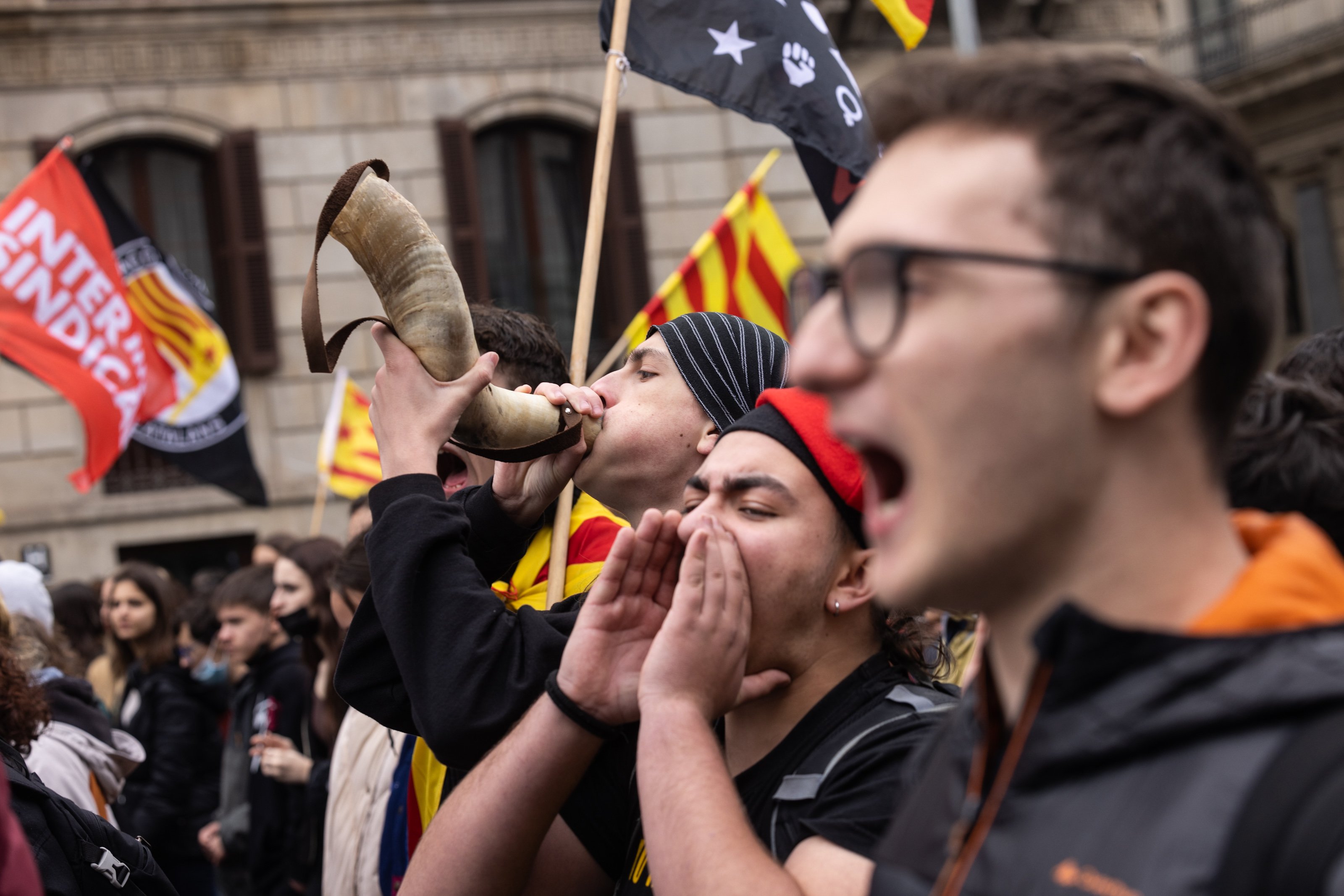 Càntics de joves durant la manifestació Càntics de joves durant la manifestació