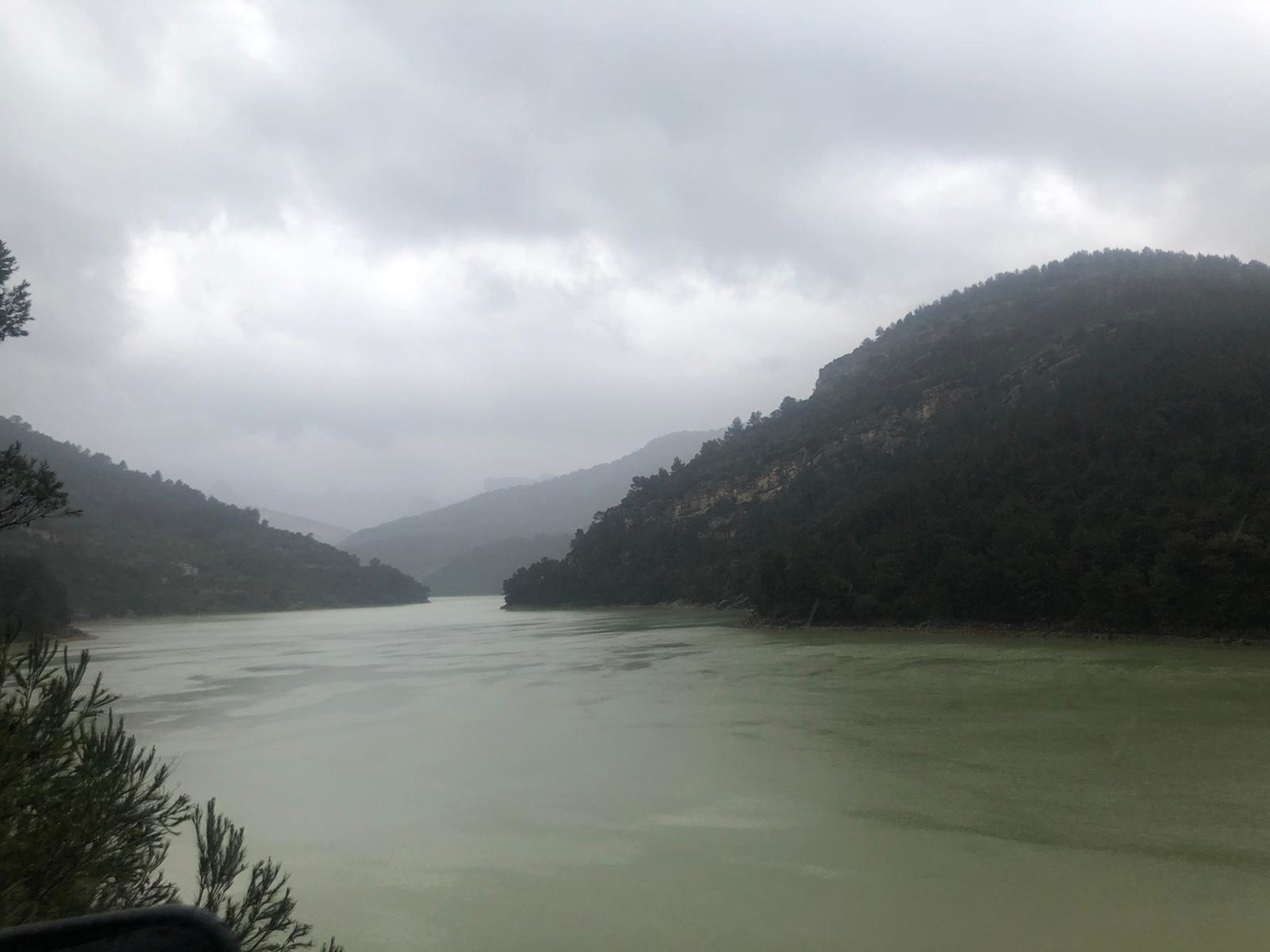 Las acumulaciones de lluvia hacen rebosar el pantano de Ulldecona