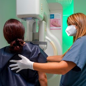 Enfermera hace mamografía, cancer de mama   Europa Press