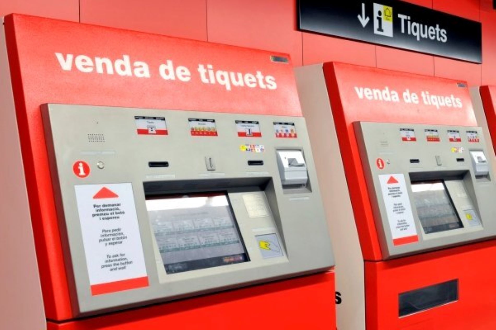 Un problema tècnic al metro de Barcelona impedeix comprar bitllets amb targeta
