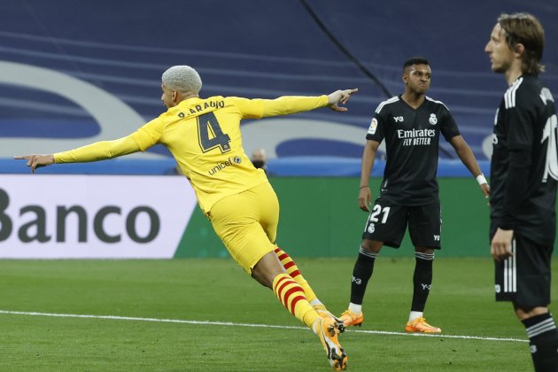 6 Real Madrid Barça, uruguayo Araujo celebra gol, victoria, Santiago Bernabéu, Modric Juanjo Martín Efe