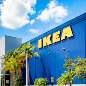 Ikea rompe los cánones con la nueva librería teñida en color rojo