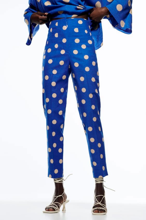 El pantalón pitillo azul de con lunares confeccionado con lino es la nueva gran mara...