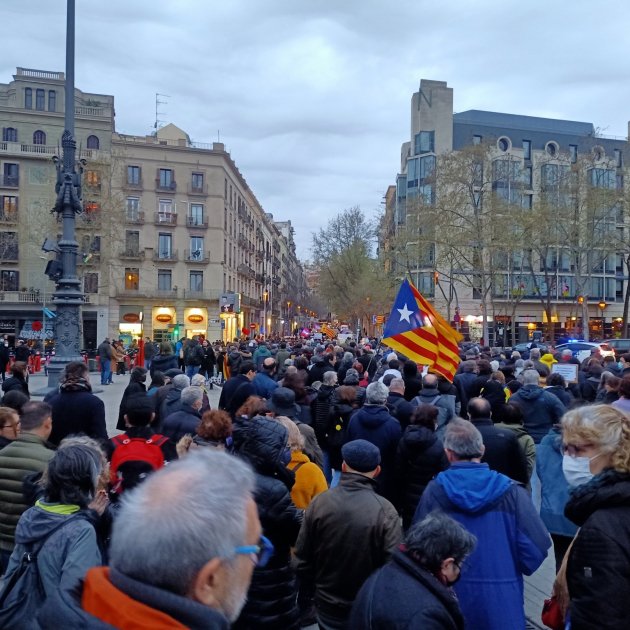 mani defiende catala pacto lengua escuela catalana arco de triunfo @CUPSantMarti vía Twitter