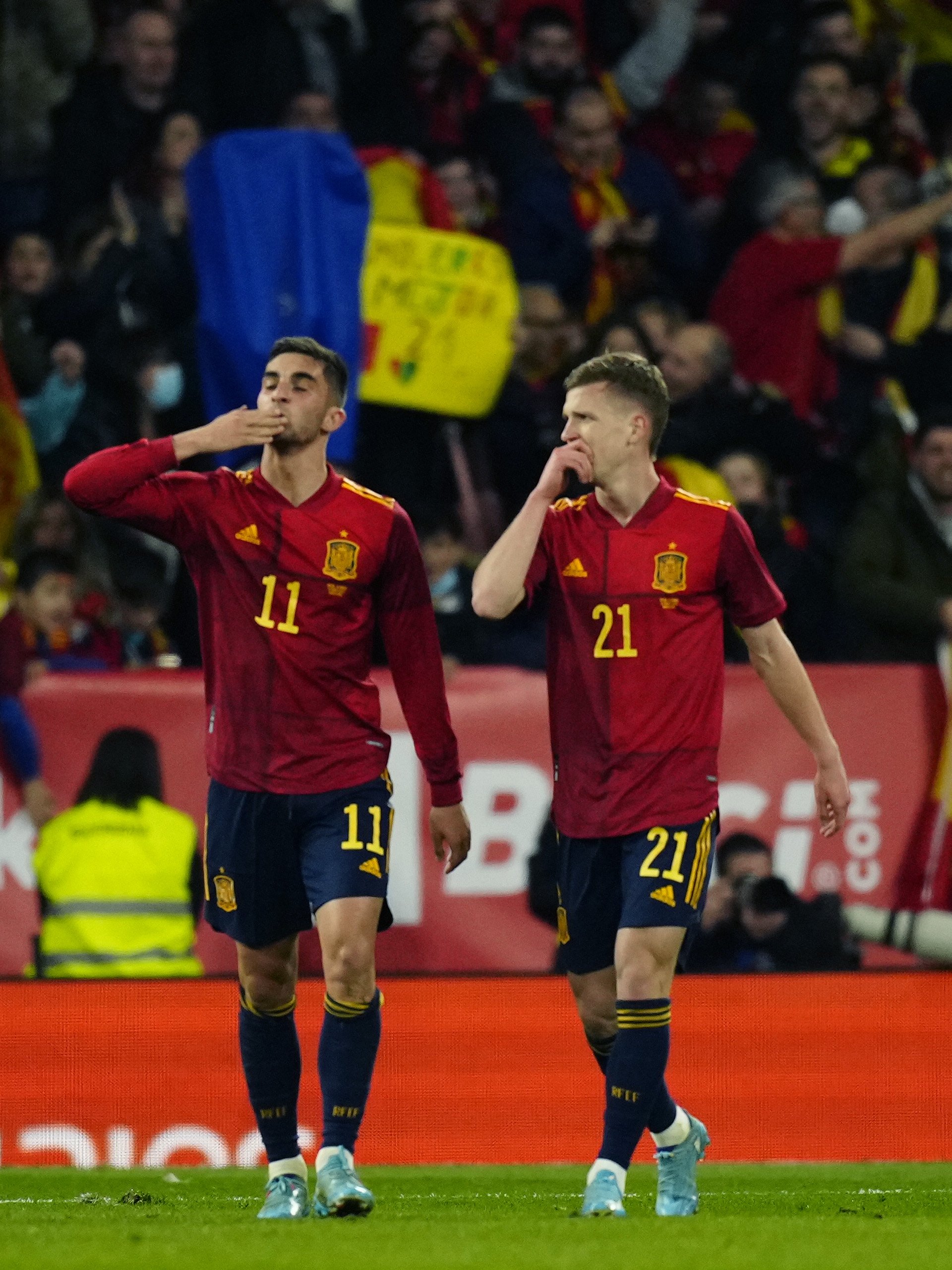 España sufre para vencer a Albania y deja malas sensaciones (2-1)