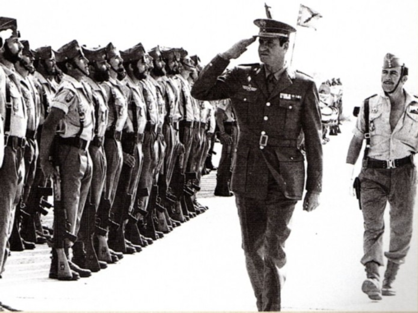 Juan Carlos de Borbón pasando revista a las tropas españolas en el Sáhara. Font Pinterest