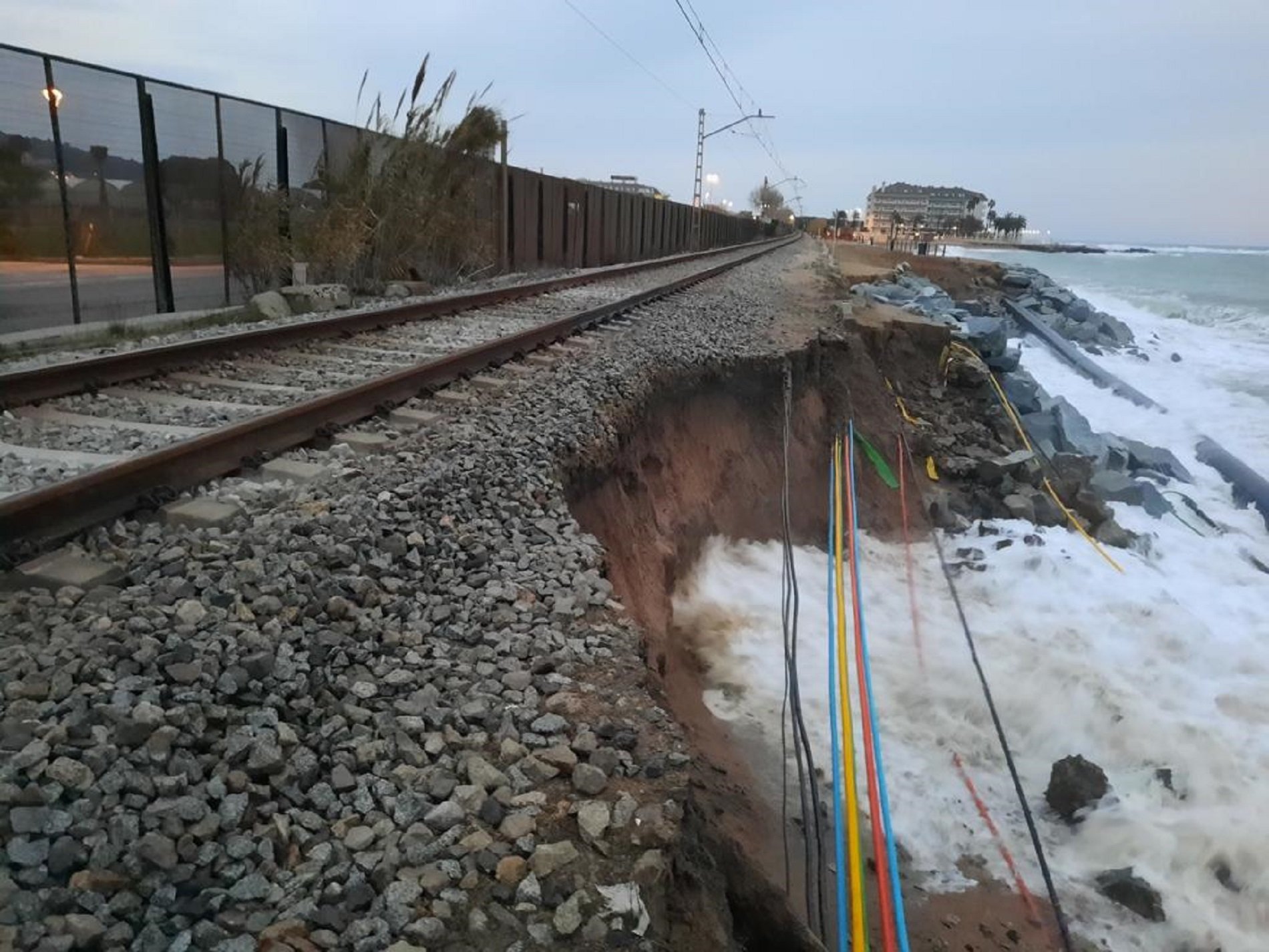 Cortada la línea de tren entre Pineda y Malgrat a causa del fuerte oleaje