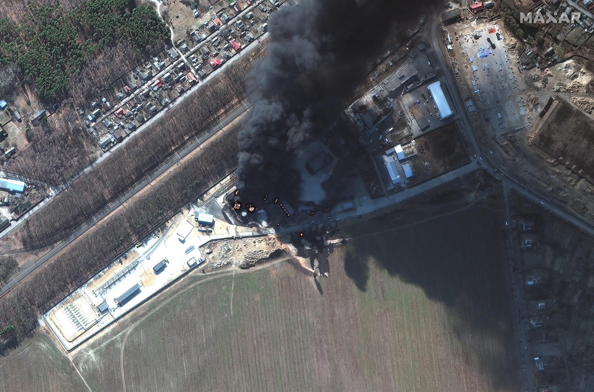 Imagen de satélite de depósito de gasolina destruido en Kalynivka, Ucrania   Efe, Maxar
