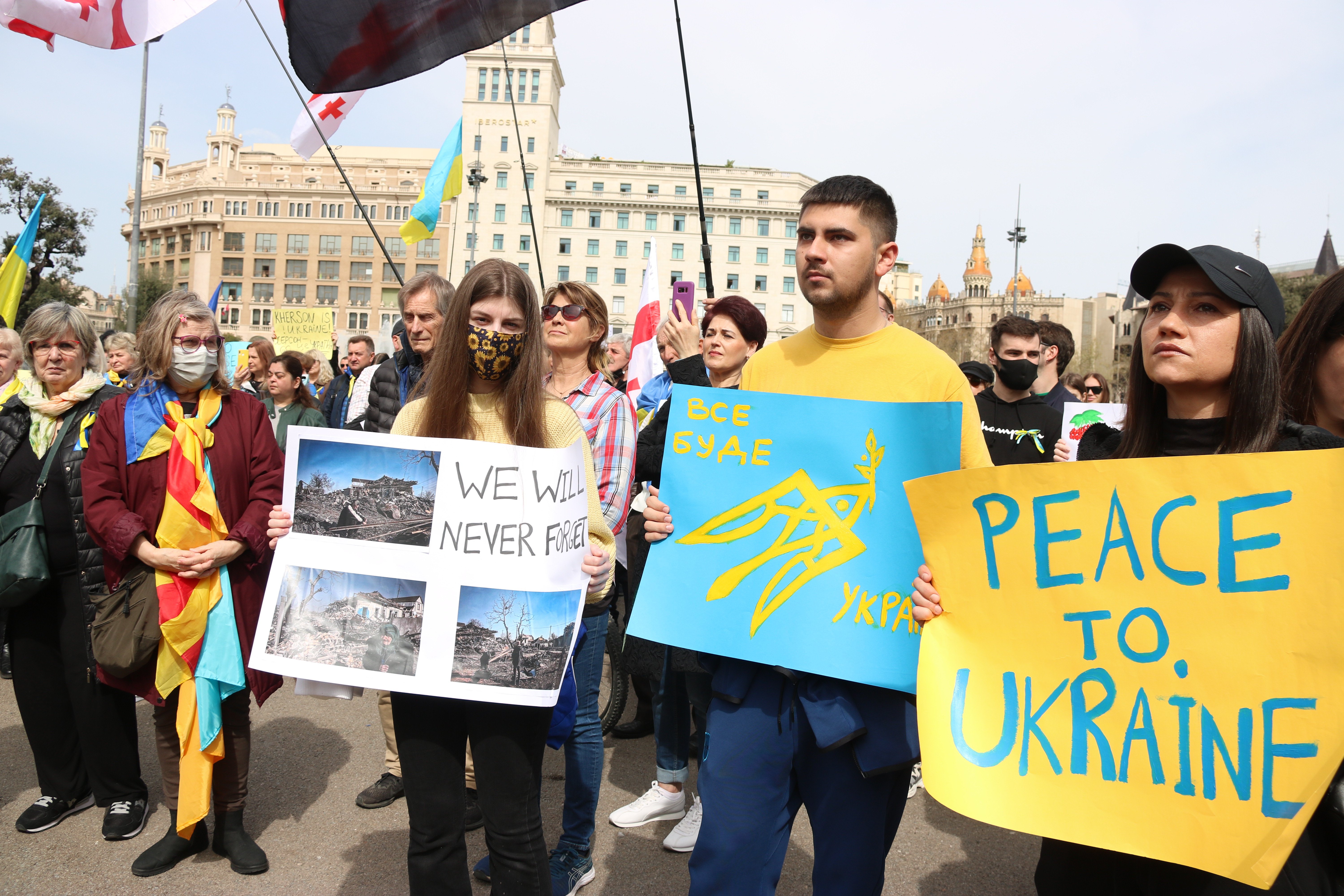 Manifestación por Ucrania en plaza Catalunya, Barcelona   ACN
