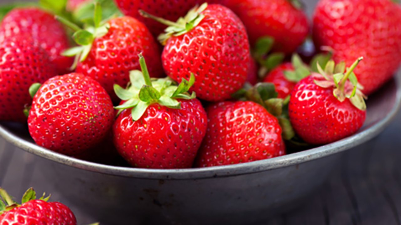 Una fruita molt típica de la primavera amb què podem preparar batuts que ens aportin múltiples beneficis