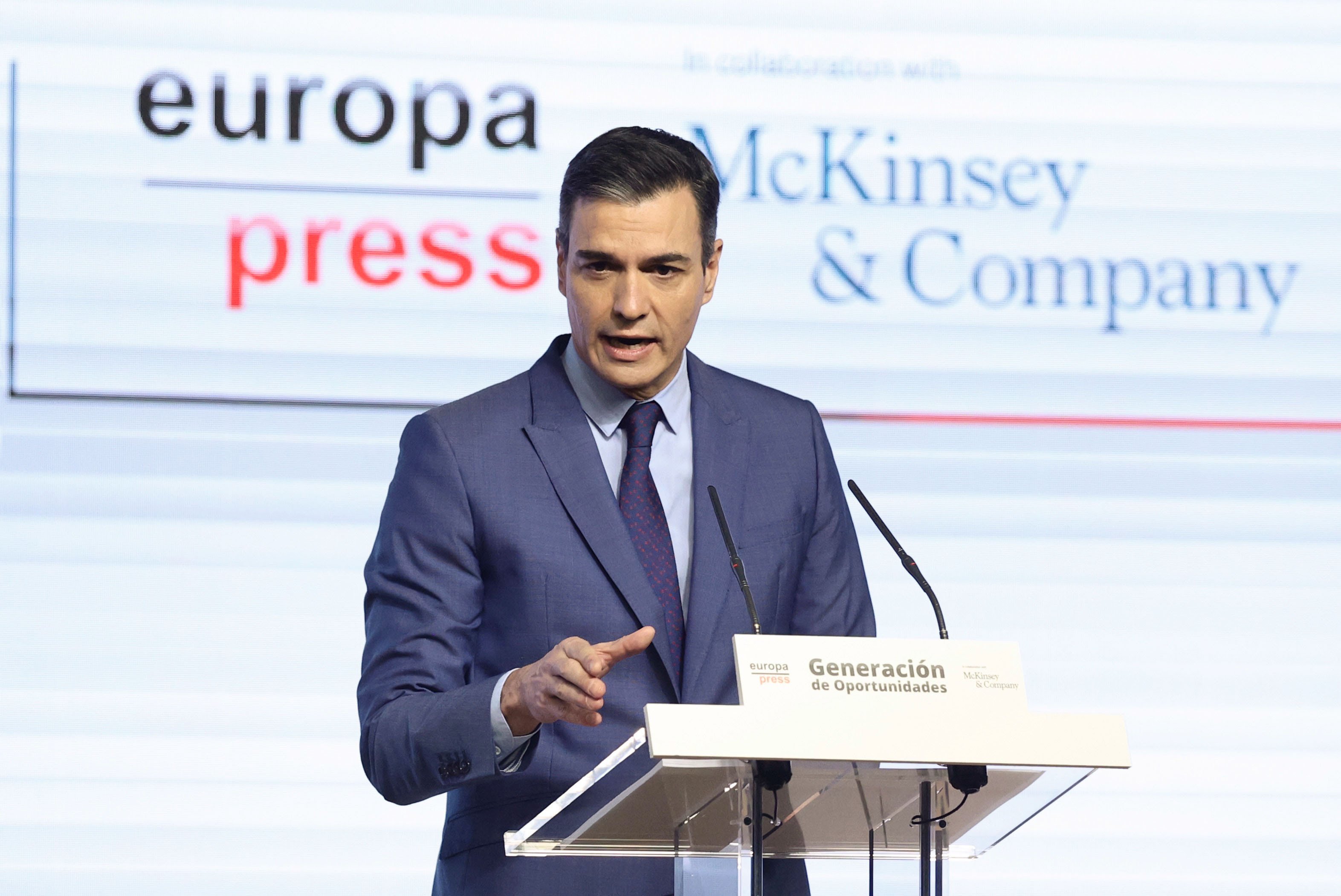 Spanish PM announces fuel price cuts of 20 cents per litre in crisis action plan