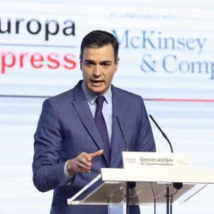 Sánchez anuncia una rebaja generalizada de 20 céntimos por litro de combustible