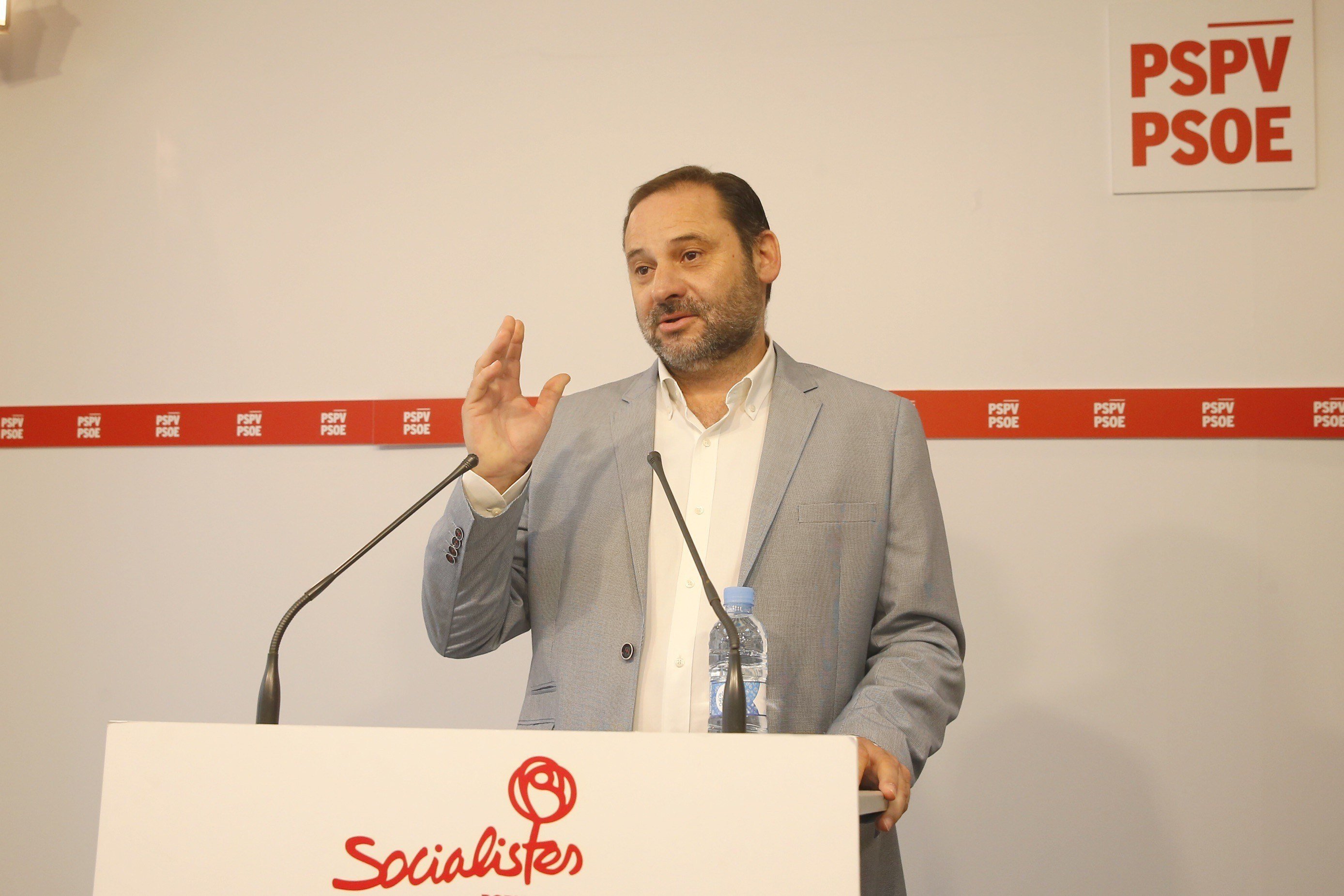 El PSOE agrieta la plurinacionalidad de Sánchez
