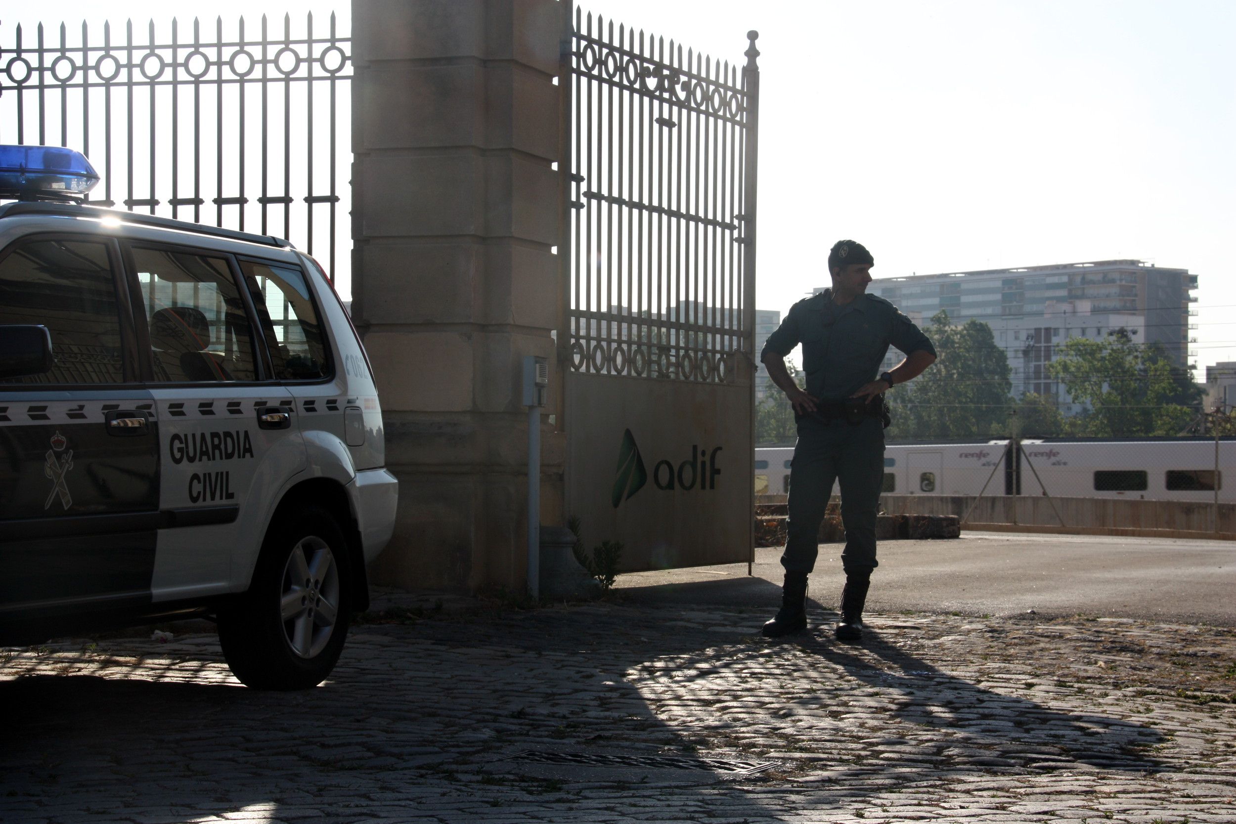 La Guardia Civil entra en las oficinas de Adif de Barcelona y Madrid