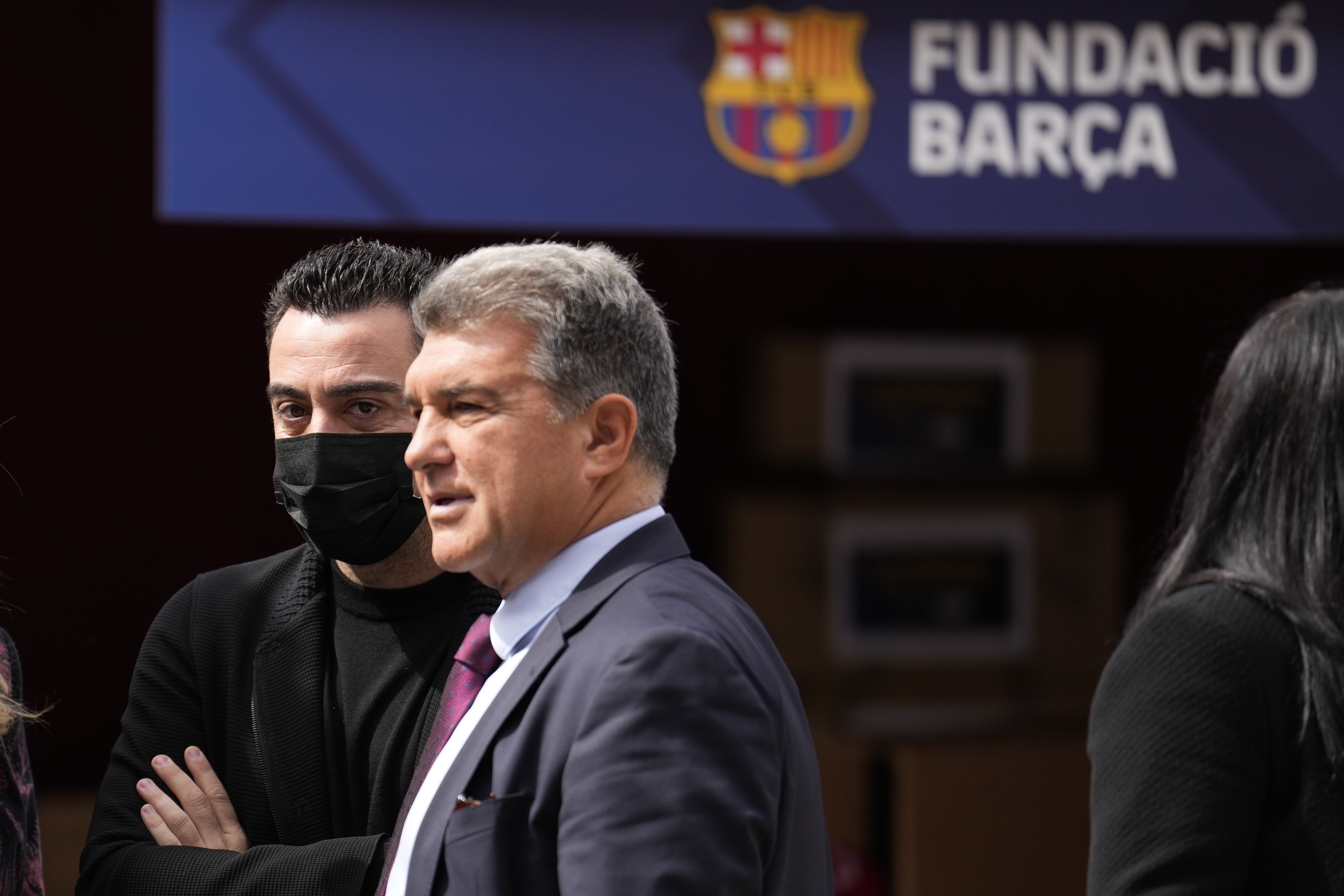 Xavi Hernández prohibeix la venda a Joan Laporta, no vol que surti del Barça